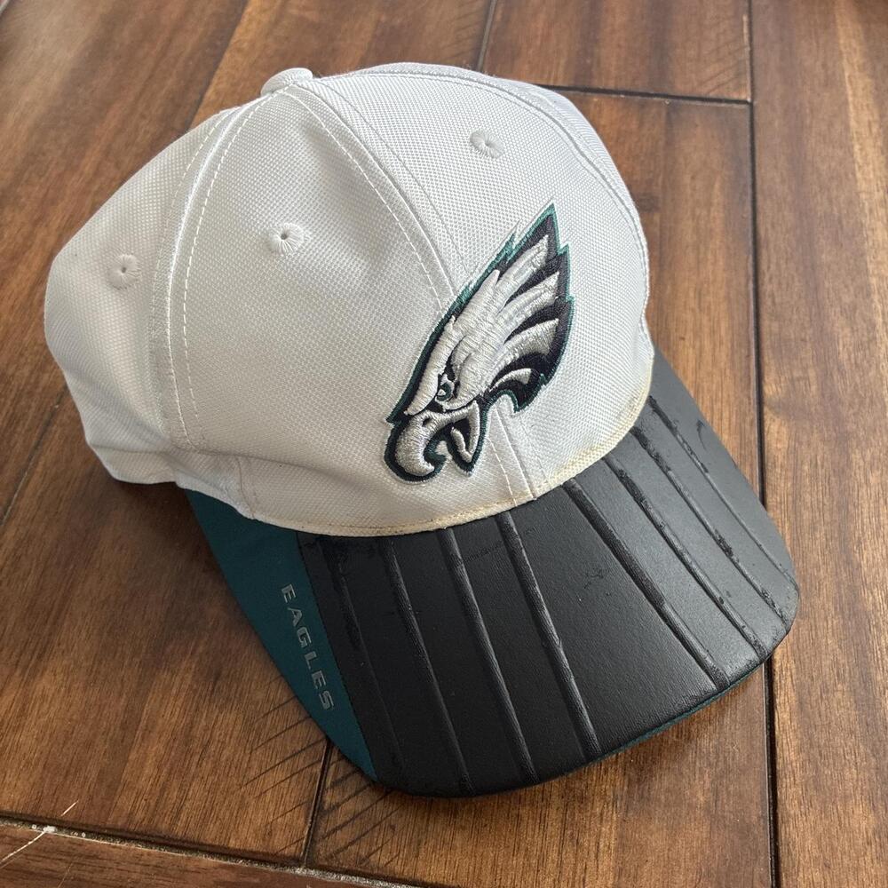 Reebok Philadelphia Eagles white and black velcro strapback hat brim has some sc